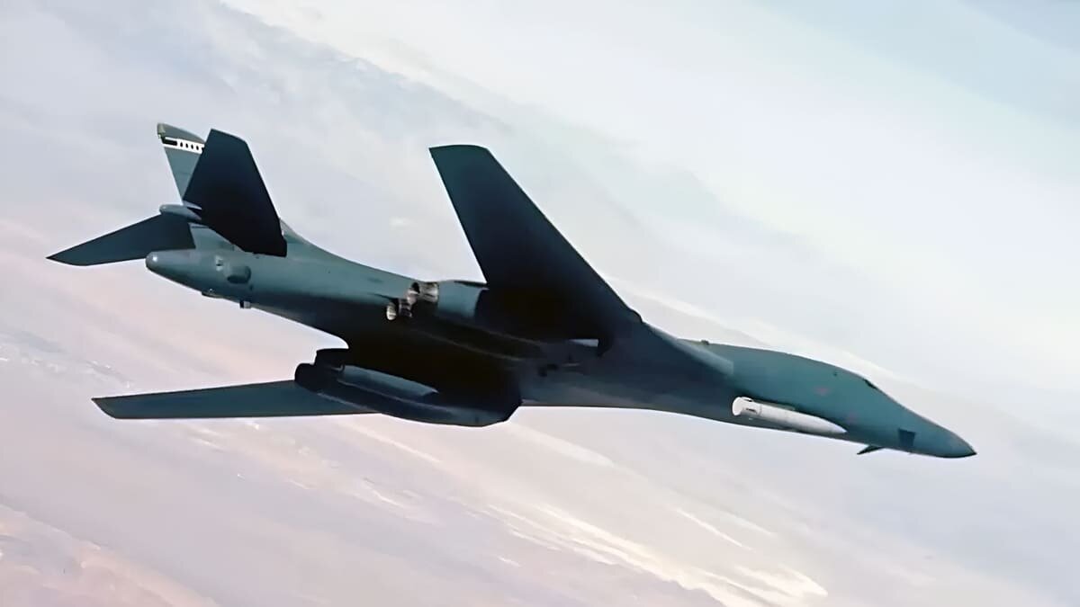    ВВС США впервые показали бомбардировщик B-1B Lancer с гиперзвуковой ракетой / © US Air Force