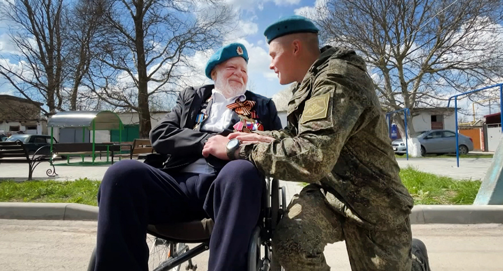 100-летний ветеран ВДВ Владимир Иванович Левин принял парад в Крыму