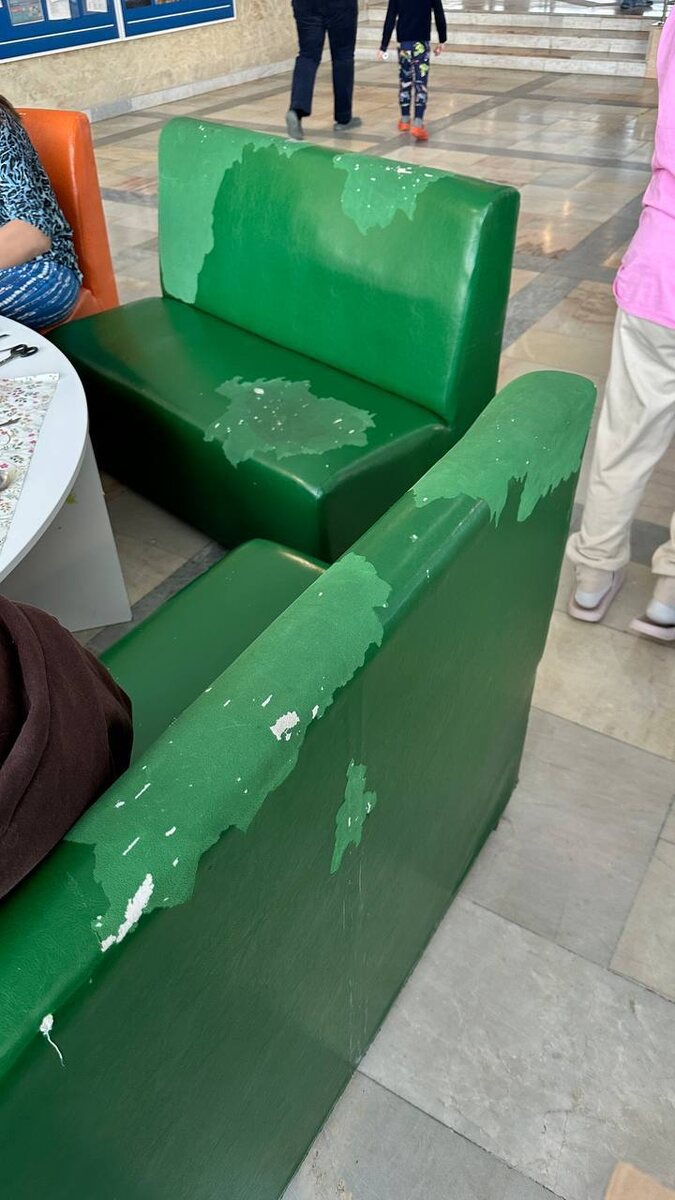 Старые диваны в центре