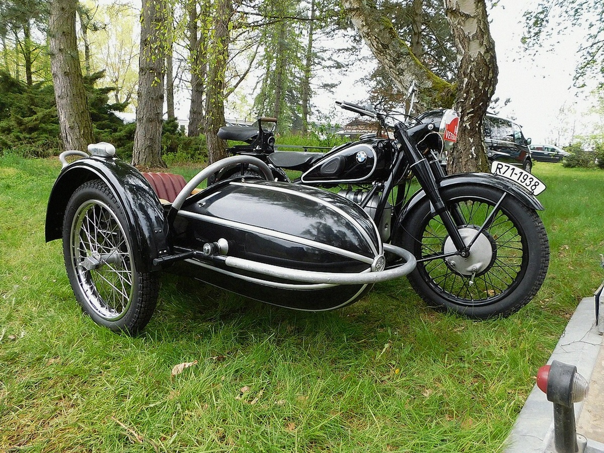 BMW R71 1938 года - именно такой мотоцикл купили через шведских посредников в 1940-м, вместе с чертежами