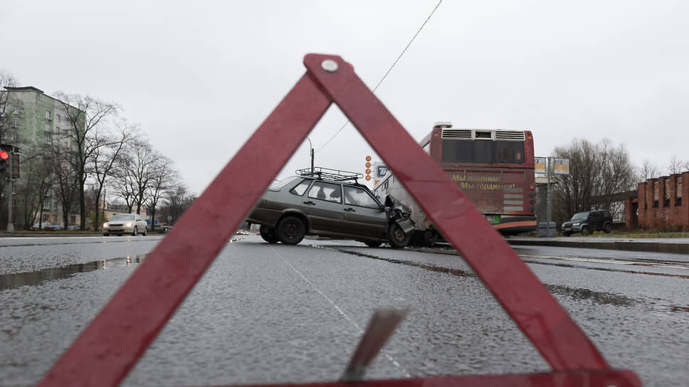 Джип въехал в опору моста под Петербургом.📷Фото: Евгений Павленко / Коммерсантъ