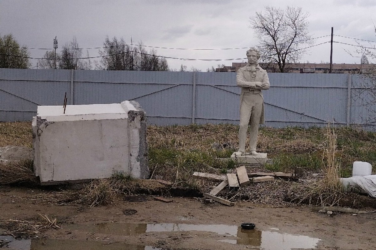    Памятник Пушкину случайно нашли на стройке, хотя в 2023 году сообщалось, что монумент отправлен на реставрацию. / vk.ru/ГОРОД ПУШКИН.info