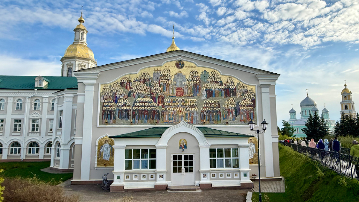 Святая Канавка (справа). Источник: архив автора.