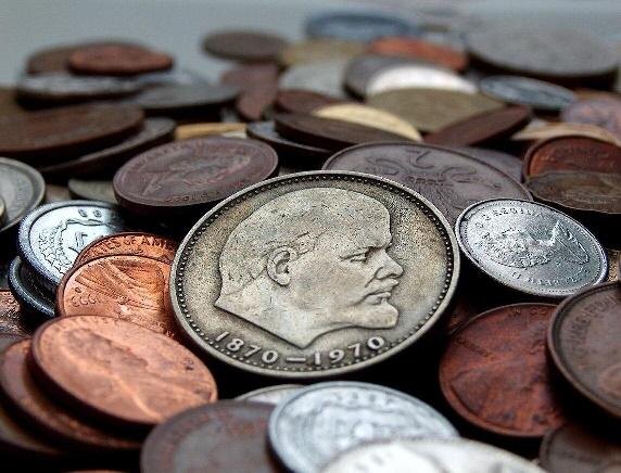 Под слоем грунта лежала россыпь монет.