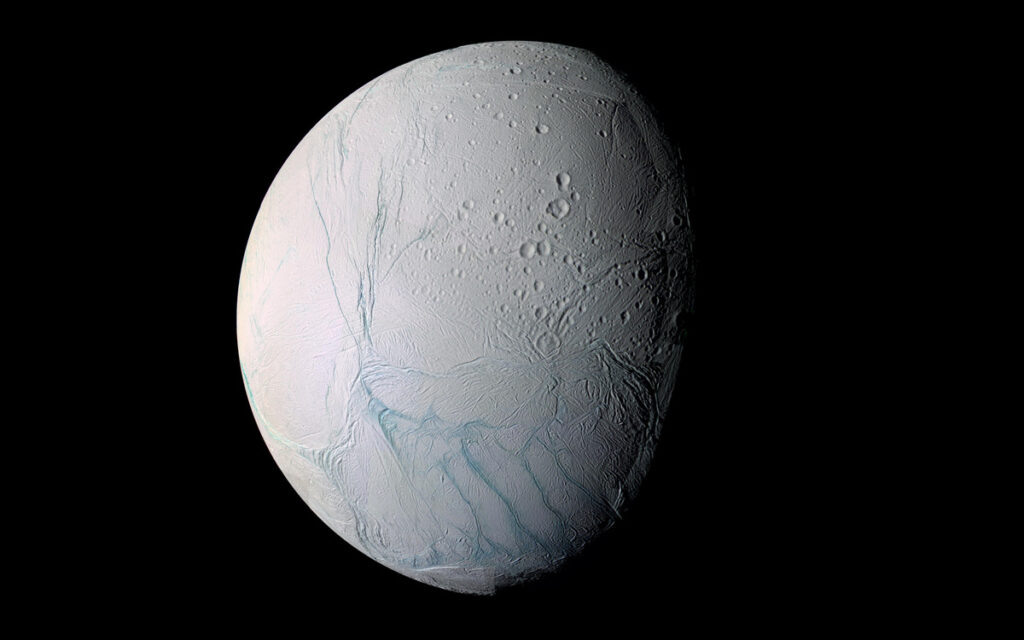 Энцелад, ледяной спутник Сатурна, запечатленный зондом «Кассини» / © NASA/JPL-Caltech