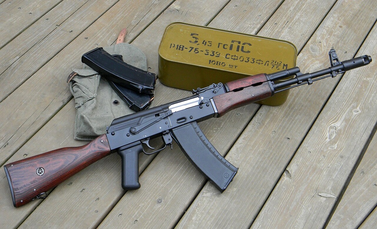 АК-74 с магазинами. Источник: wikipedia.org