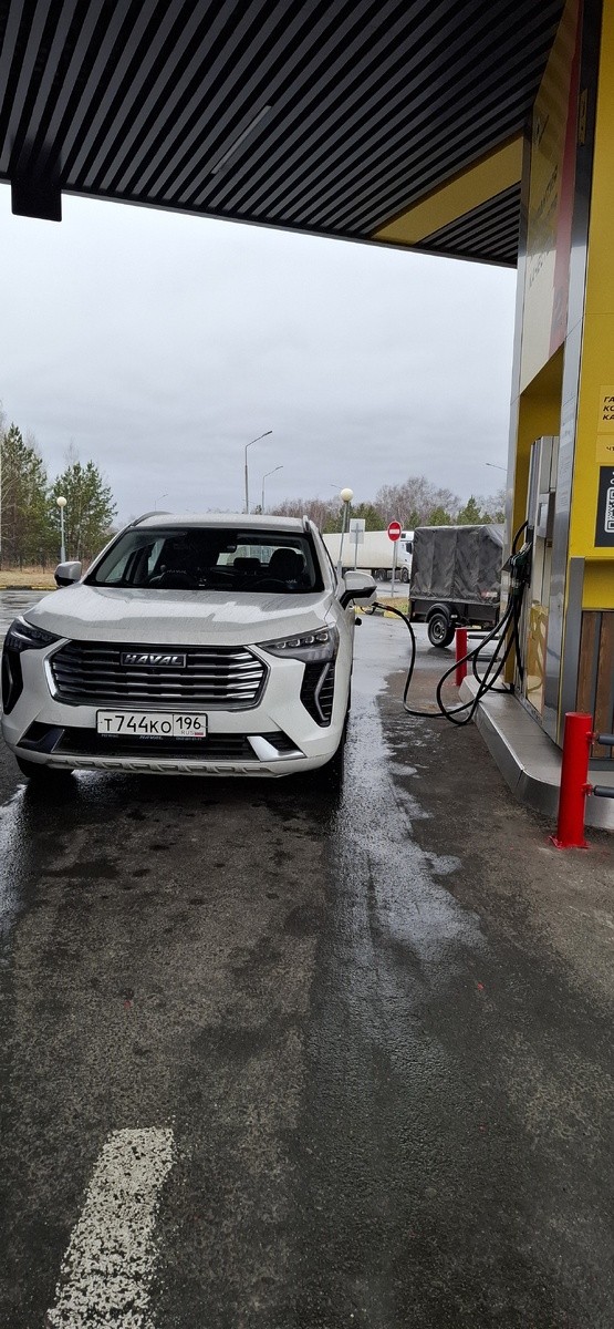 Наш Haval на заправке. С этого кадра начался путь по просторам Казахстана
