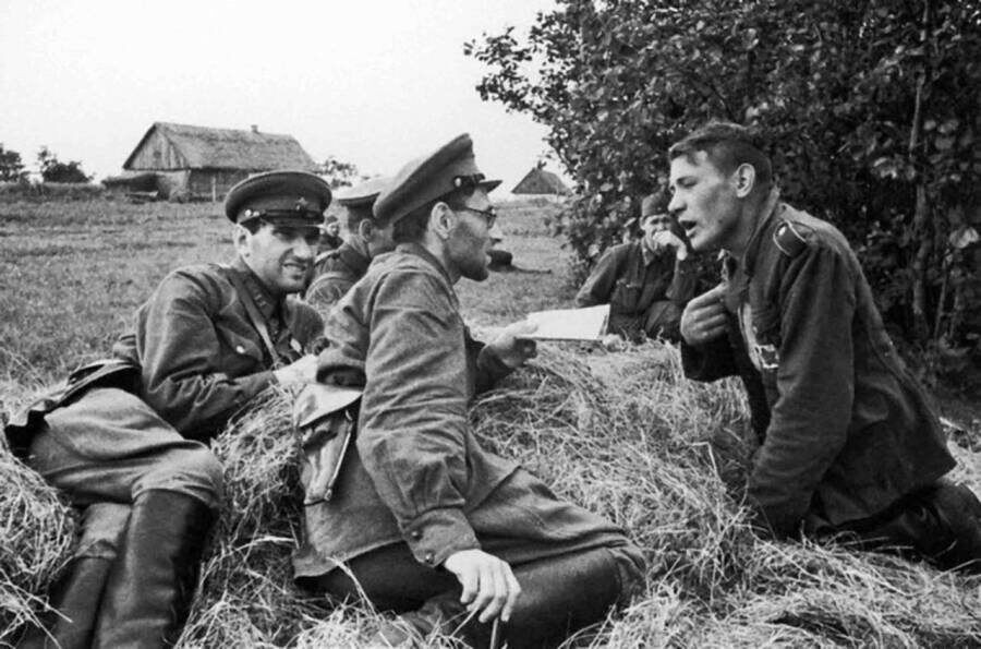 Переводчики тоже бывали разные. Кто-то просто толмач, а кто-то владел допросом