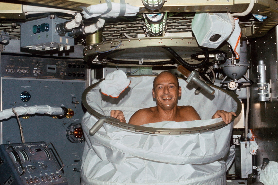 Астронавт Чарльз Конрад в душевой кабине на станции «Skylab». 1973 год
