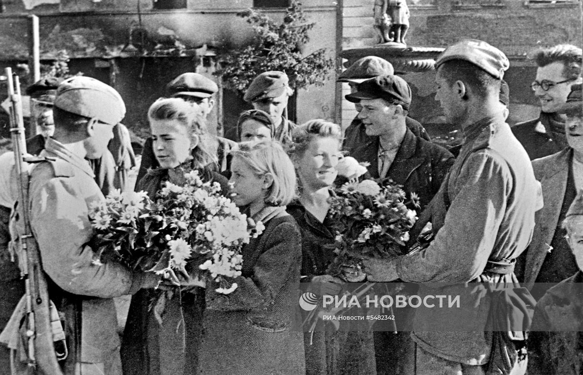 В результате Пражской наступательной операции советские войска освободили Чехословакию. Жители встречает цветами советских воинов.