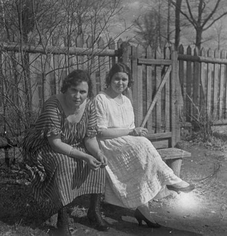 Анна Николаевна Авдонина, супруга Ивана Васильевича Авдонина, с родственницей в палисаднике. Иван Авдонин, 1920 - 1925 год, Московская губ., пос. Новогиреево, МАММ/МДФ.