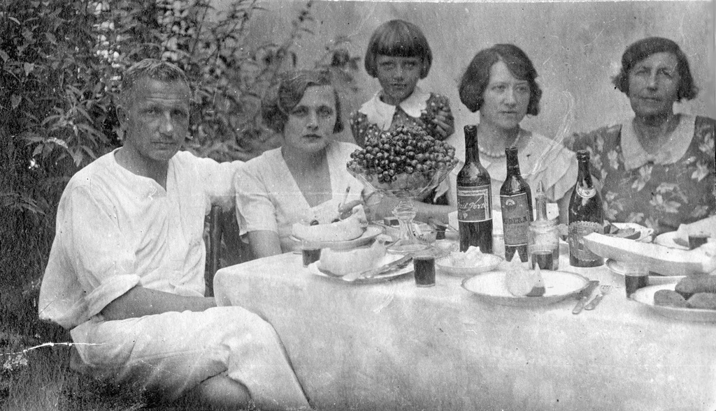 Компания отдыхающих на даче.
Неизвестный автор, август 1932 года, Ленинградская обл., р-н Всеволжска, из архива Владимира Александровича Карлова.