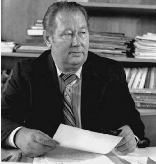 Анатолий Степанович Иванов (5 мая 1928 — 31 мая 1999),  русский писатель, журналист, сценарист.  Автор  произведений «деревенской» темы. Самый знаменитые романы: «Тени исчезают в полдень» и «Вечный зов».Источник фото: https://ya.ru/images/search?img_url=https%3A%2F%2Fupload.wikimedia.org%2Fwikipedia%2Fru%2F7%2F75%2FIvanov_AS.