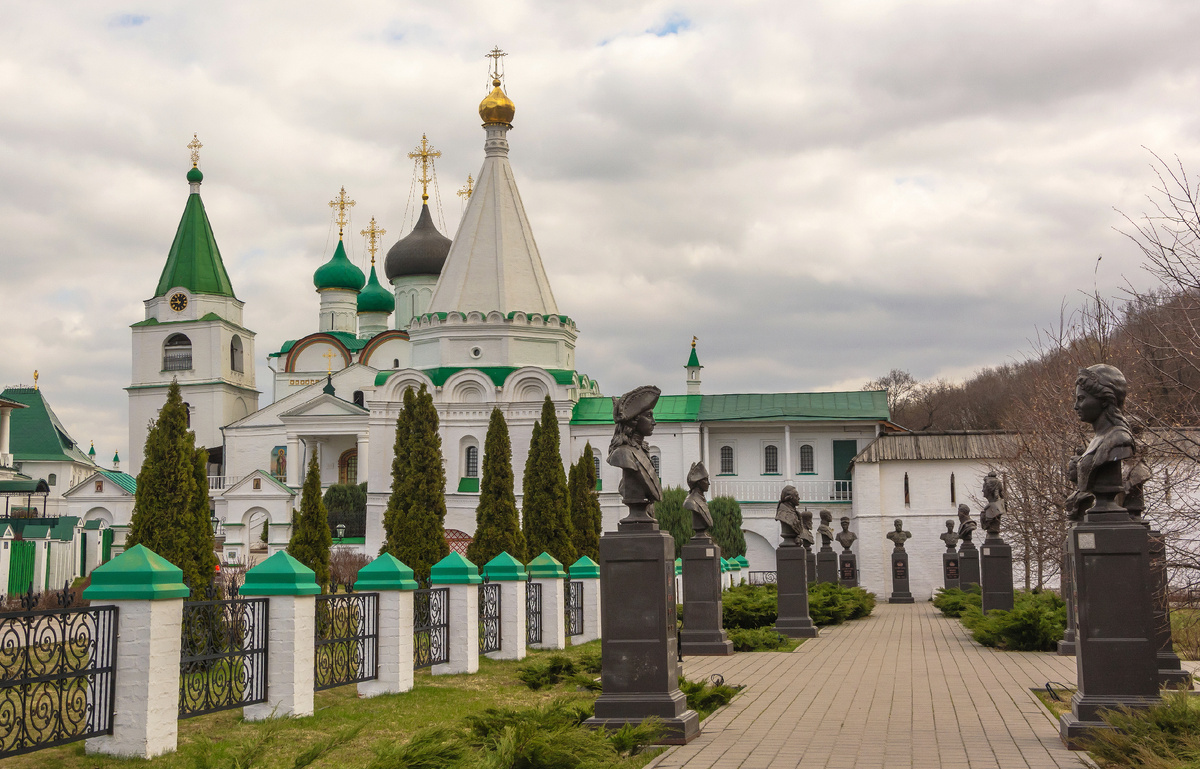 Вознесенский Печёрский монастырь и аллея Романовых