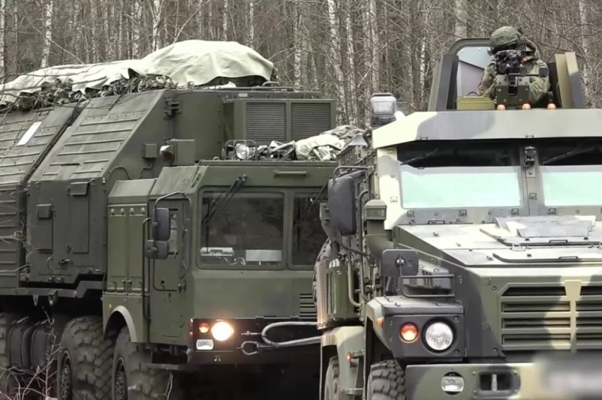    Подвижный грунтовый ракетный комплекс «Орешник».