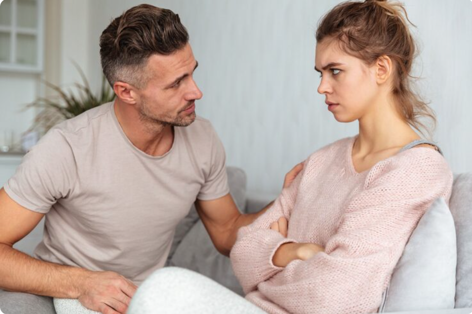 https://www.magnific.com/ru/free-photo/side-view-attentive-man-sitting-couch-calm-down-his-serious-girlfriend-with-crossed-arms-home_6511980.htm