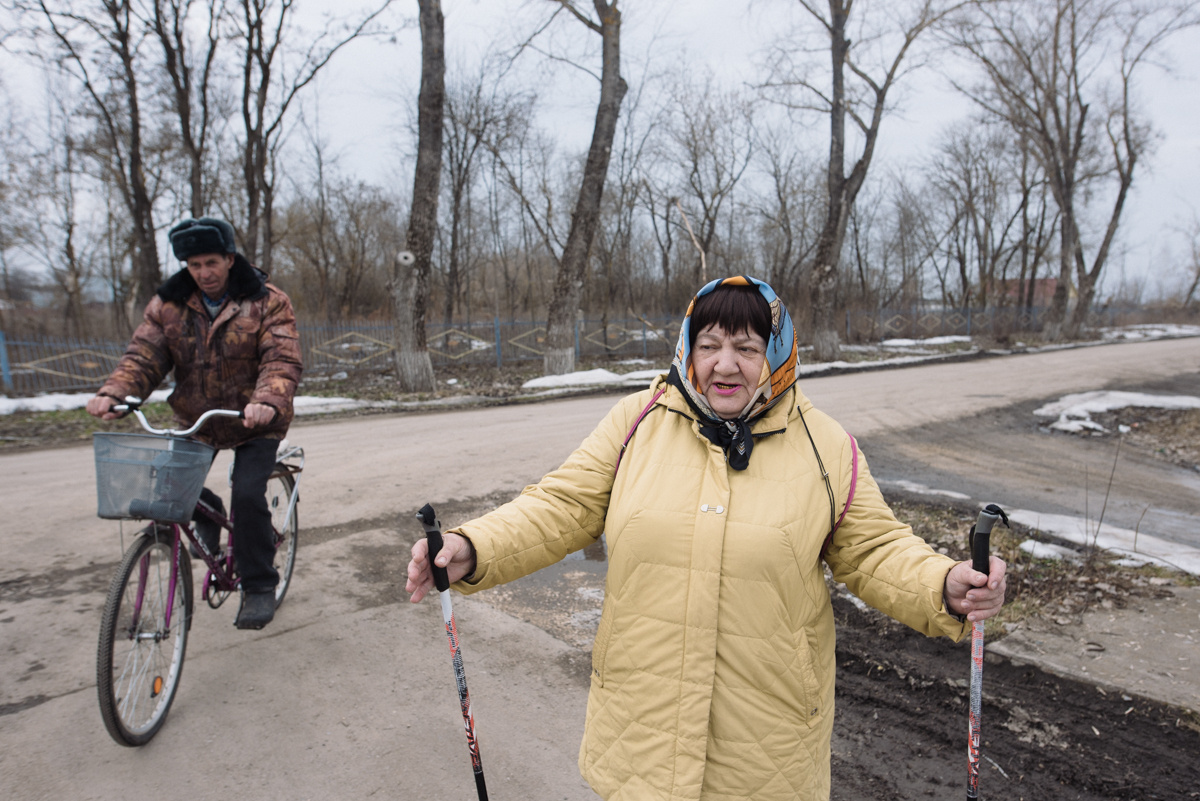 Раиса Павловна — главная звезда блога Ксении — в платочке, подаренном ей подписчиками
Фото: Татьяна Сикорская для ТД