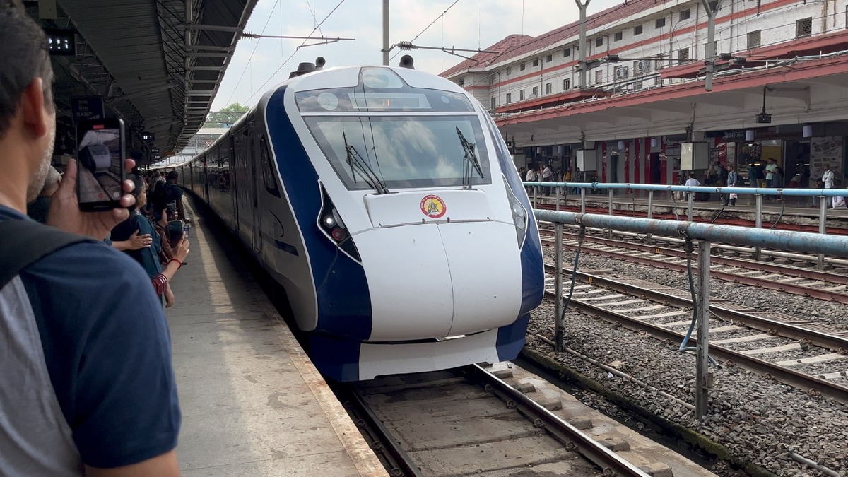 Прибытие Vande Bharat Express на ж/д вокзал Pune Junction railway station