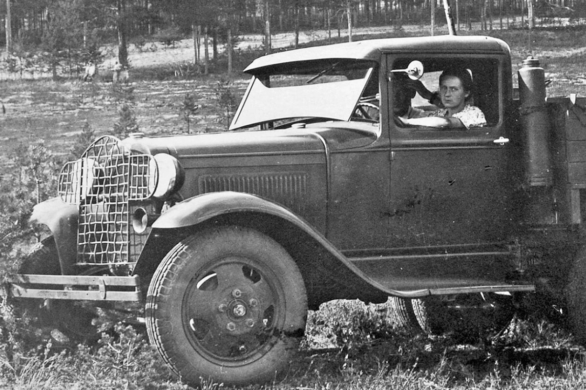 Шофёр Особой женской автобазы В. Ф. Пушкина, СССР конец 1930-х годов. фото из rg.ru