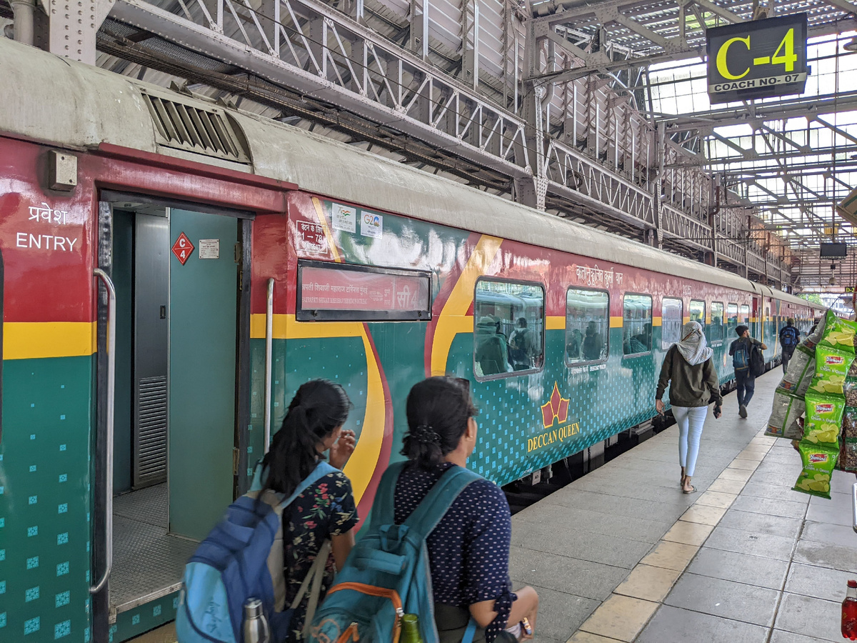 Садимся в Deccan Queen на ж/д вокзале CSMT (Chhatrapati Shivaji Maharaj Terminal) в Мумбае