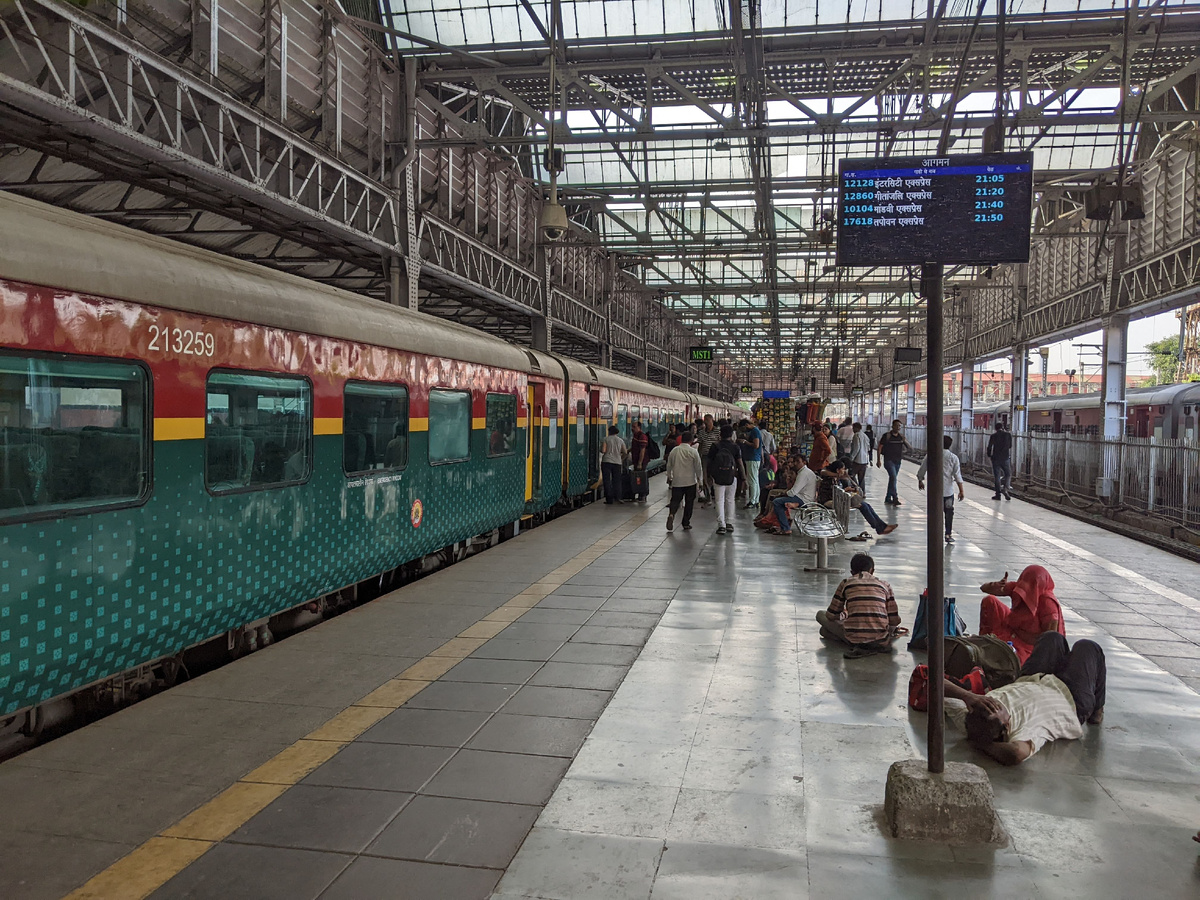 Садимся в Deccan Queen на ж/д вокзале CSMT (Chhatrapati Shivaji Maharaj Terminal) в Мумбае