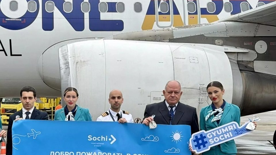 Аэропорт Сочи встретил первый рейс из Гюмри подарками для пассажиров и экипажа
