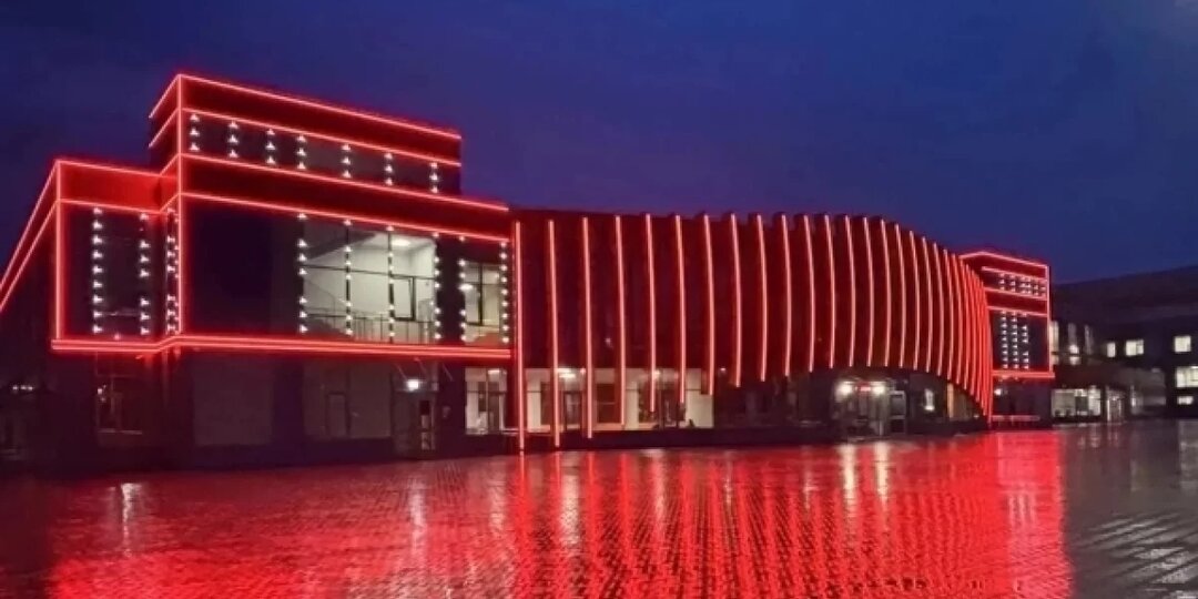 Энергетики украсили архитектурной подсветкой волейбольный центр в Ярославле