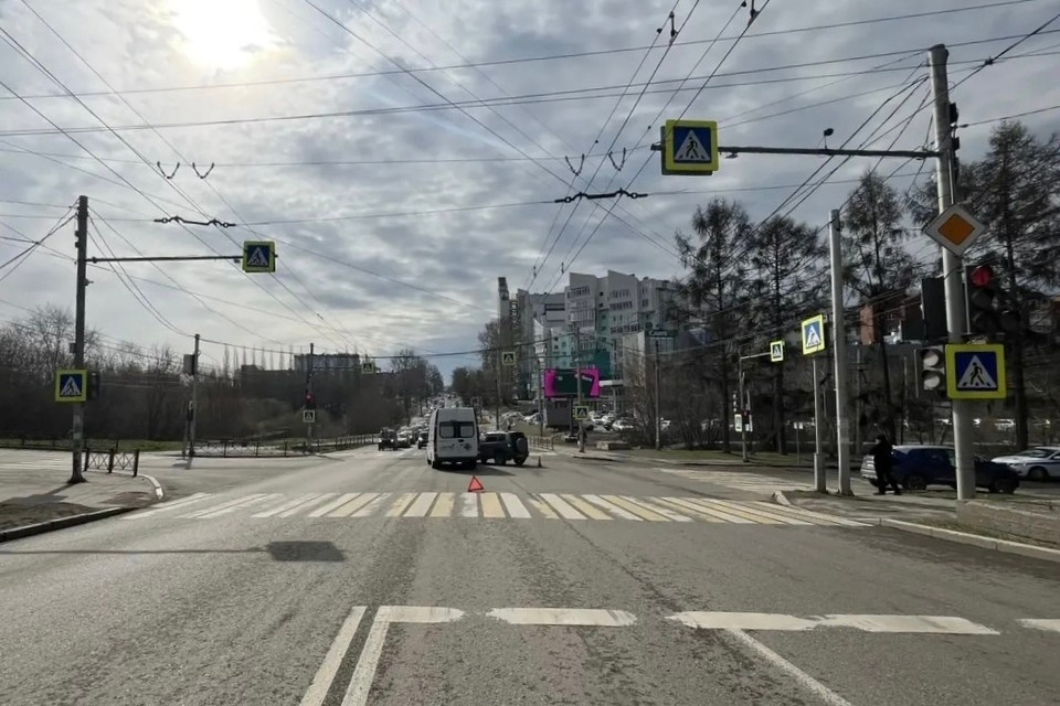    Авария произошла около семи утра на пересечении улиц Лермонтова и Мелентьева. Фото: Госавтоинспекция Иркутска.