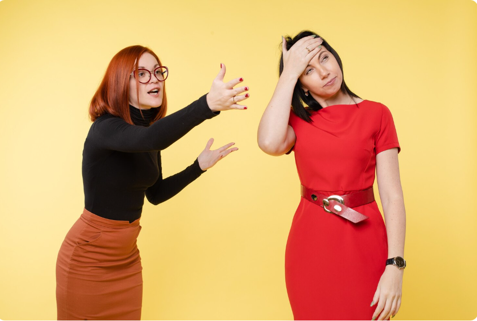https://www.magnific.com/ru/free-photo/two-young-excited-businesswoman-girlfriend-swearing-each-other-having-negative-emotion-irritating-woman-talking-having-stress-headache-isolated-yellow-background_16869509.htm
