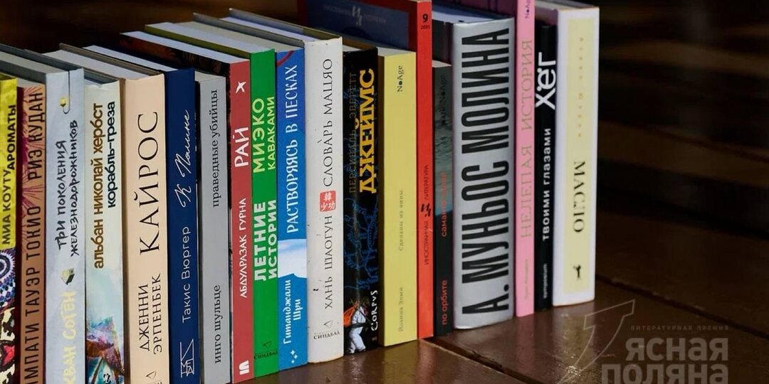 Какими бывают книжные премии и стоит ли за ними следить