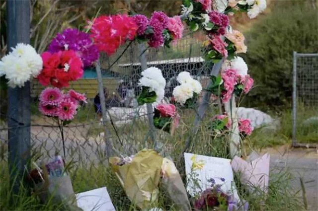    Стихийный мемориал у дома, откуда украли 5-летнюю девочку. Фото: соцсети