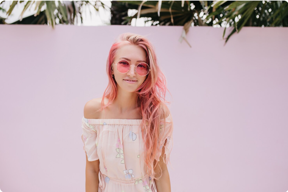 https://www.magnific.com/ru/free-photo/slim-beautiful-woman-with-long-pink-hair-with-gently-smile_13469242.htm