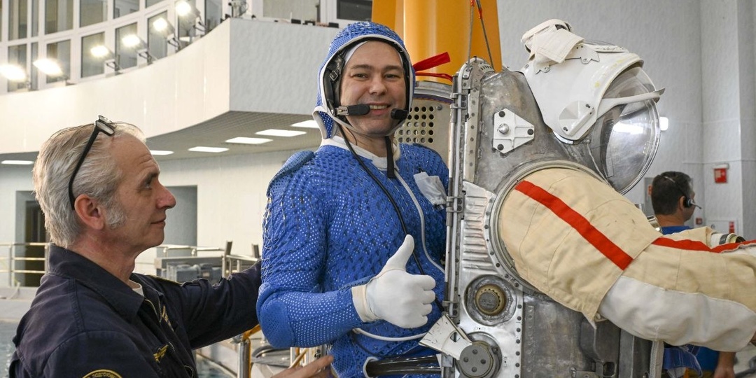 Космонавты Роскосмоса Дмитрий Петелин и Константин Борисов выполнили в гидролаборатории программу подготовки к выходу в открытый космос