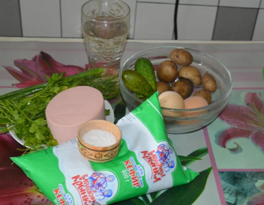 Кефирная окрошка с вареной колбасой и зеленью. Шаг 1.