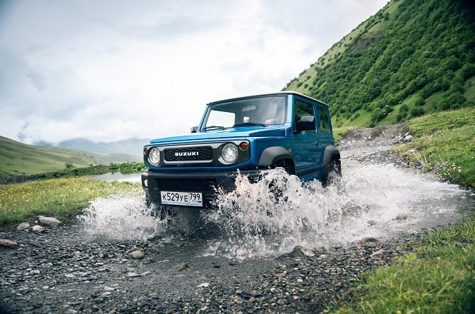     Крышные водостоки – типичная черта классических джипов. NATUMBE.KZ