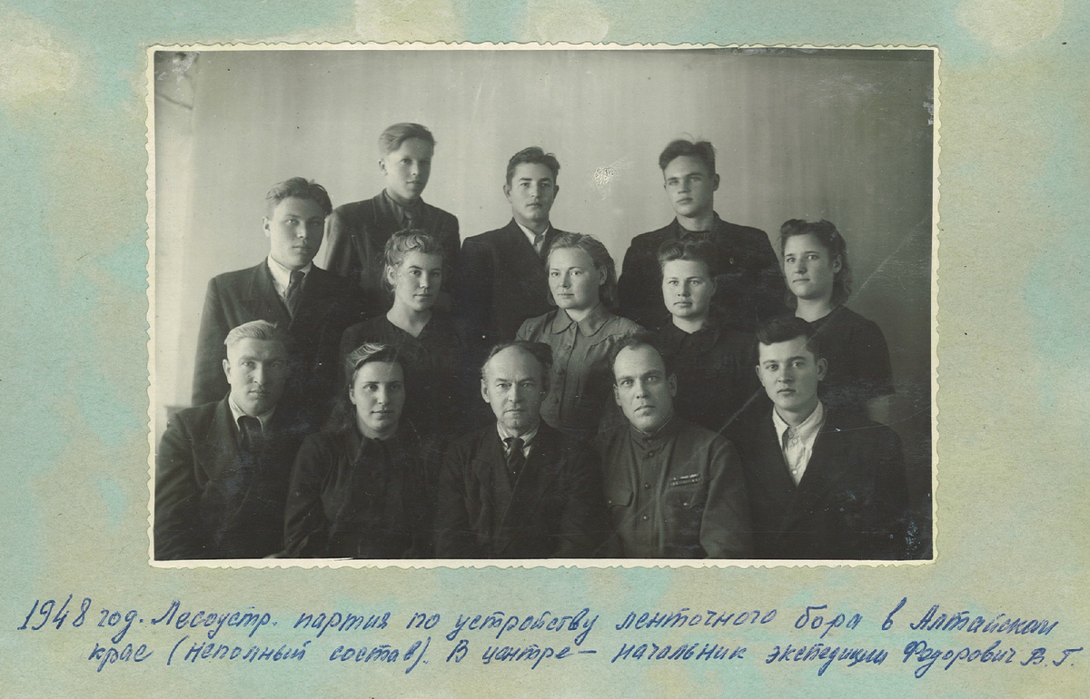 С.Ф. Рождественский на фотографии сидит в первом ряду рядом с начальником экспедии