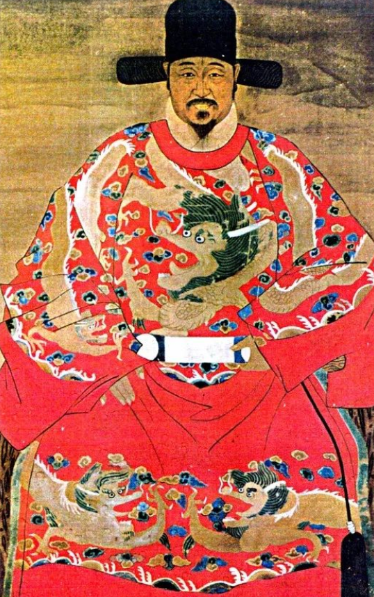 Ци Цзигуан (1528–1588). Когда Ци Цзигуану было 17 лет, умер его отец, и он унаследовал от отца должность заместителя командующего гвардией Дэнчжоу, усердно исполняя свои обязанности, занимаясь подготовкой войск и тщательно изучая военные тексты. В 1553 году он был назначен исполняющим обязанности заместителя командующего обороной Шаньдуна. После вступления в должность Ци Цзигуан немедленно посвятил себя реорганизации войск, установлению военной дисциплины, строгой подготовке, укреплению береговой обороны, обследованию местности, изучению ветровых и приливных режимов, а также пониманию действий вокоу, значительно улучшив положение береговой обороны Шаньдуна. 