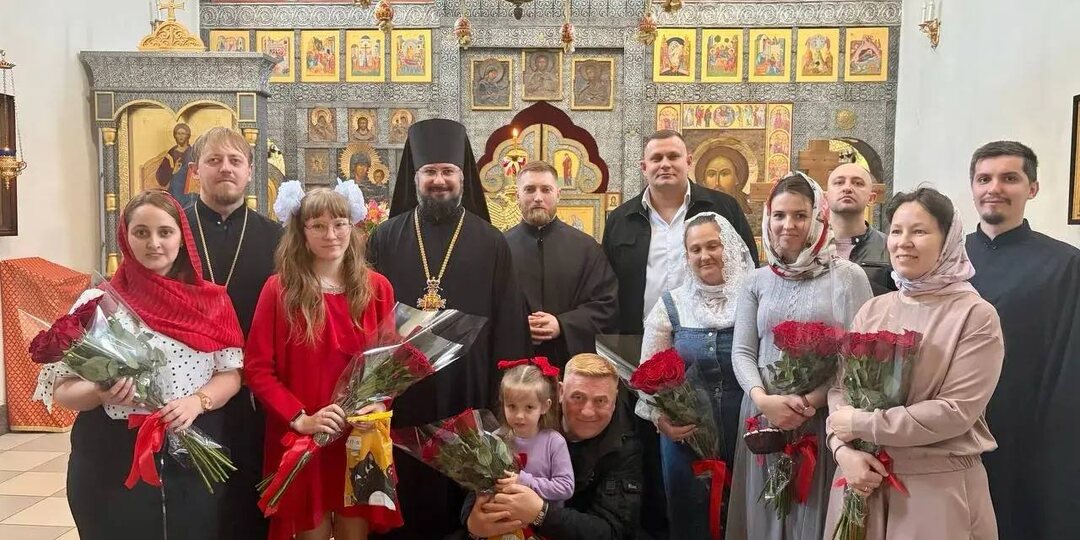 В неделю жен-мироносиц воспитанники детской воскресной школы в честь иконы Божией Матери "Воспитание" монастырского подворья в честь Всех