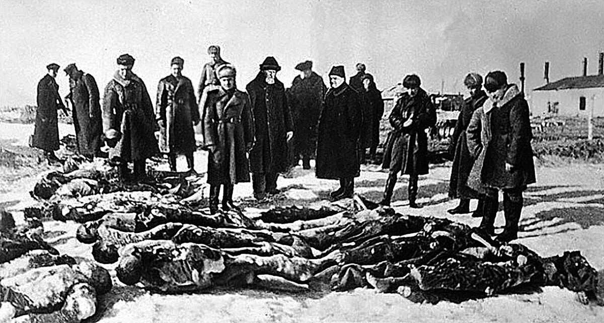 Члены Чрезвычайной государственной комиссии, прибывшие в Сычевку после изгнания из нее немцев, у трупов пленных красноармейцев, замученных немецкими палачами. Среди присутствующих: Председатель ЧГК Н. М. Шверник (в центре справа), митрополит Киевский и Галицкий (в центре слева)