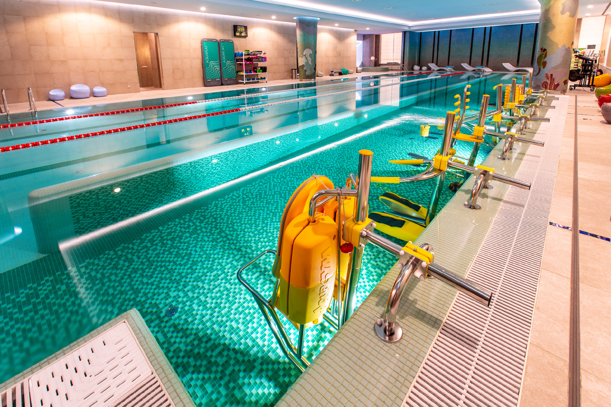 Aqua GYM: тренируйте выносливость и силу, пока вода бережно заботится о ваших суставах.