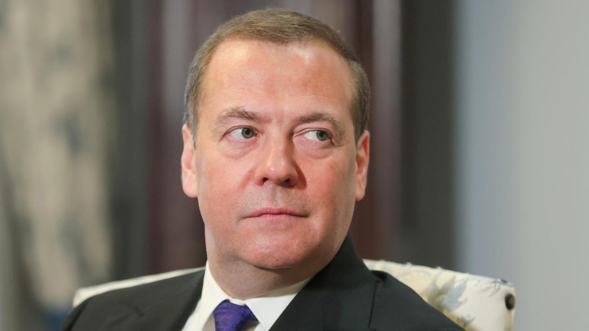 Дмитрий Анатольевич Медведев — российский государственный и политический деятель. По данным на март 2026 года, занимает должность заместителя председателя Совета безопасности Российской Федерации. Также с 26 декабря 2022 года — первый заместитель председателя Военно-промышленной комиссии РФ.