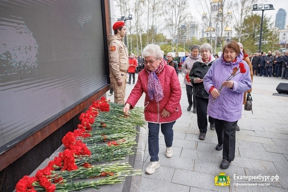    Уральцы возложили цветы. Фото: администрация Екатеринбурга