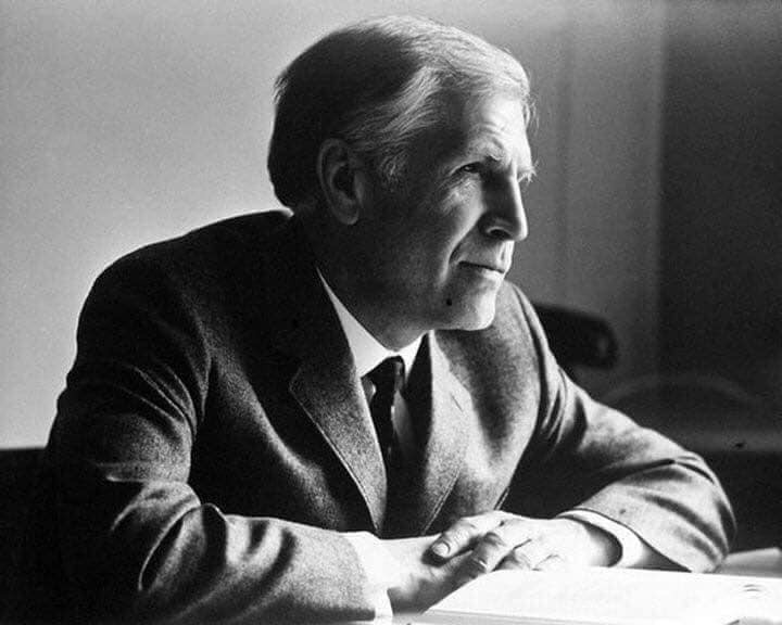 Лев Семёнович Понтрягин (1908–1988) - один из крупнейших математиков XX века, потерявший зрение в детстве и совершивший прорывы в топологии и теории управления.
