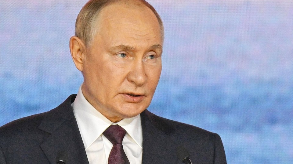 Путин наградил школьника медалью: ребенок спас сестер, брата и бабушку