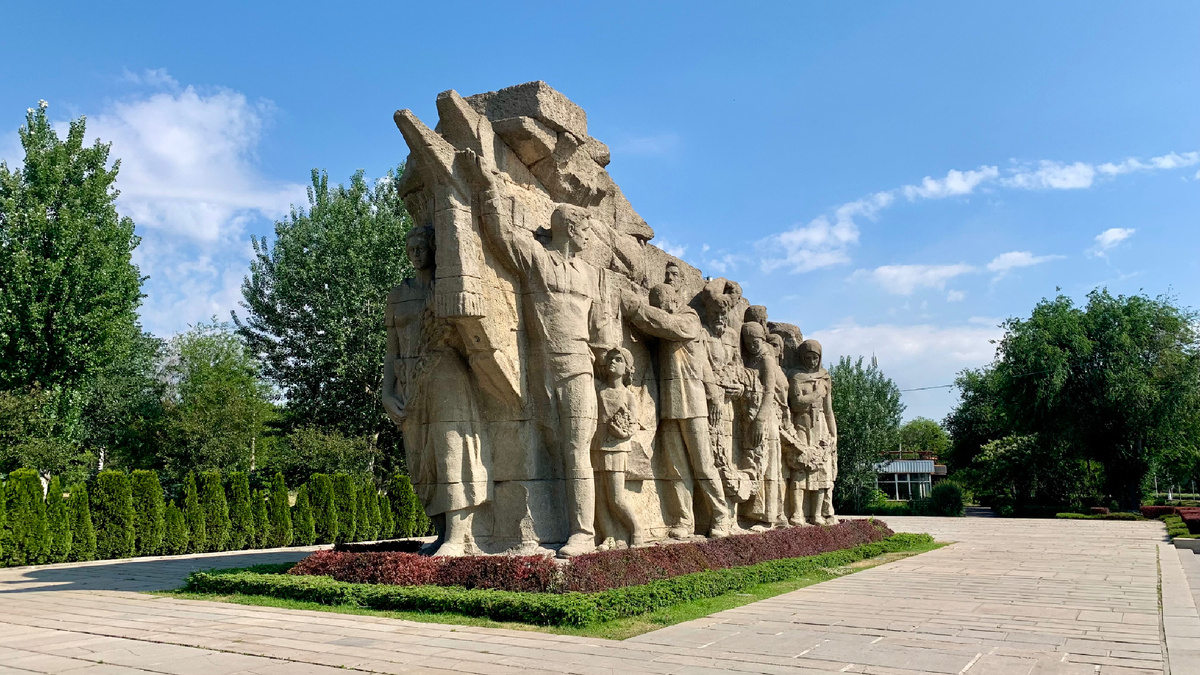 Многофигурный горельеф «Память поколений», который встречает посетителей у подножия комплекса. Источник: архив автора.