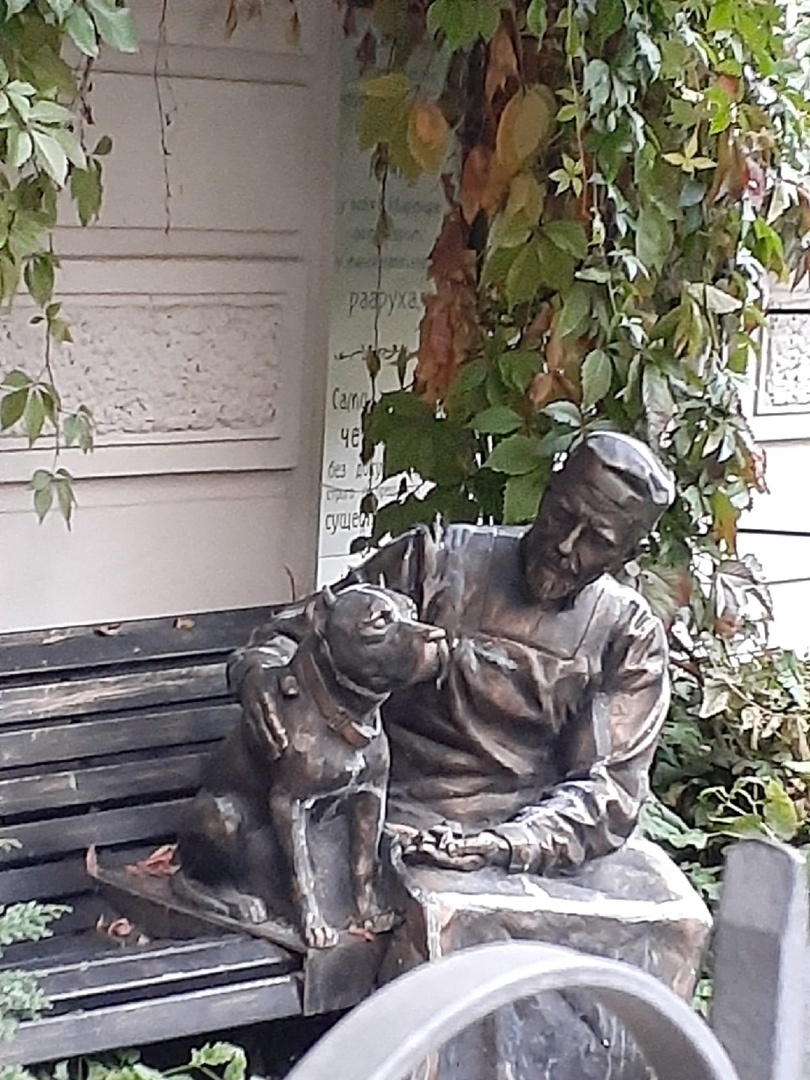 Памятник профессору Преображенскому и Шарику из романа М. Булгакова "Собачье сердце"