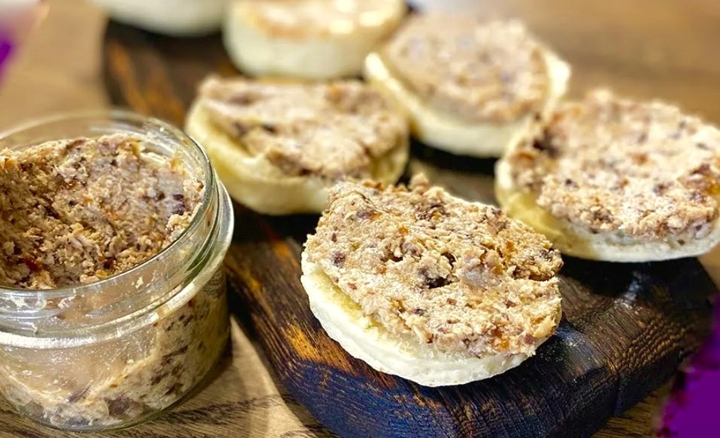 Паштет из куриной грудки с сыром и орехами.