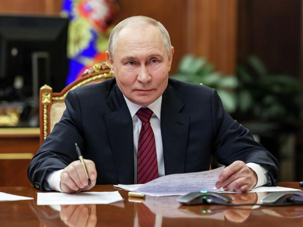    Президент РФ Владимир Путин проводит в режиме видеоконференции совещание по ситуации в зоне СВО | © РИА Новости / POOL