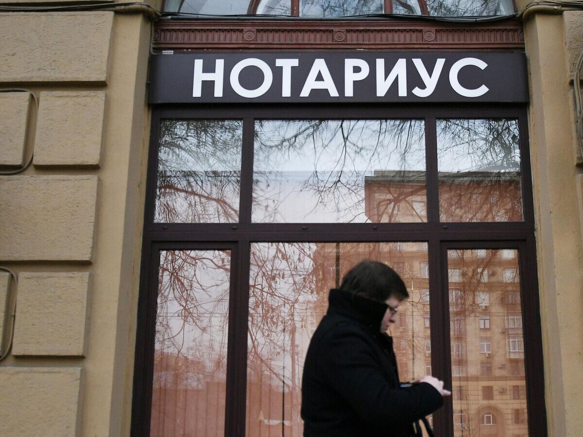    Посетитель у входа в московскую нотариальную контору | © РИА Новости / Максим Блинов