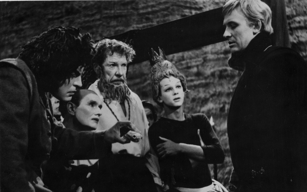 Соответствующий кадр из фильма Григория Козинцева «Гамлет», 1964 год. В роли Гамлета - Иннокентий Смоктуновский. 